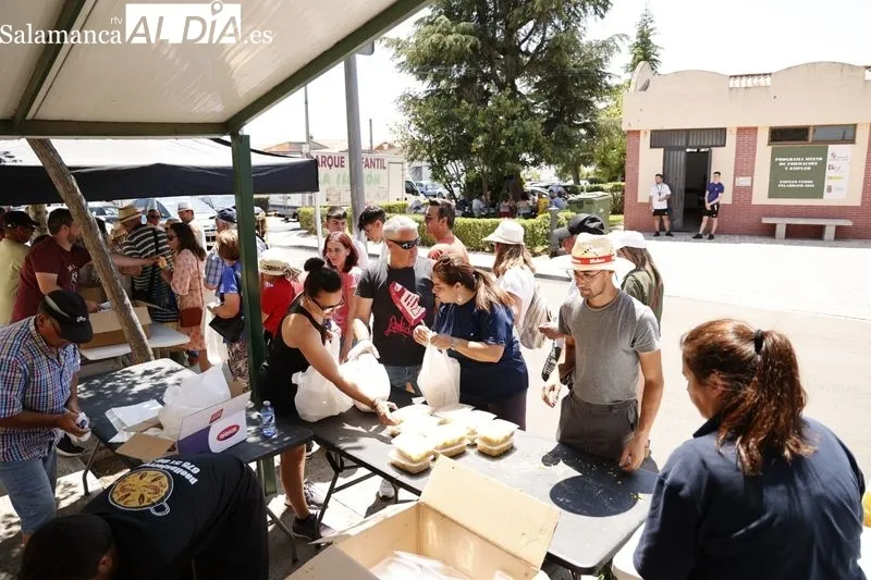 Foto 12 - Los vecinos de Pelabravo disfrutan de una gran paella para celebrar San Juan Bautista
