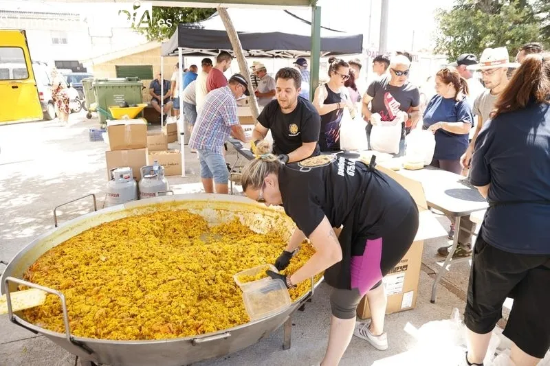 Foto 13 - Los vecinos de Pelabravo disfrutan de una gran paella para celebrar San Juan Bautista