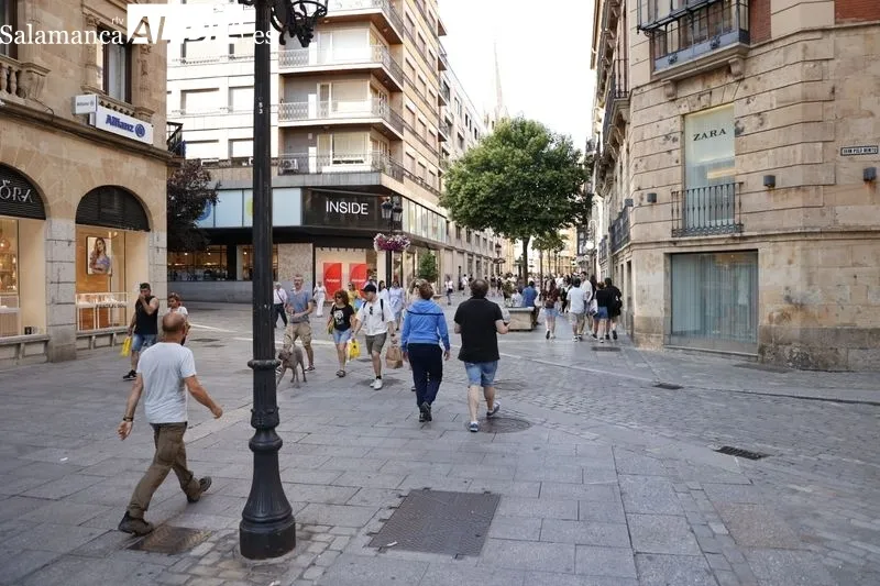 Foto 13 - La ola de calor 'vac&iacute;a' el centro de Salamanca... y otros se refugian a la sombra