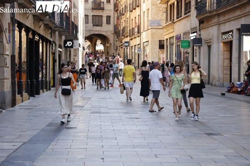 Foto 14 - La ola de calor 'vac&iacute;a' el centro de Salamanca... y otros se refugian a la sombra