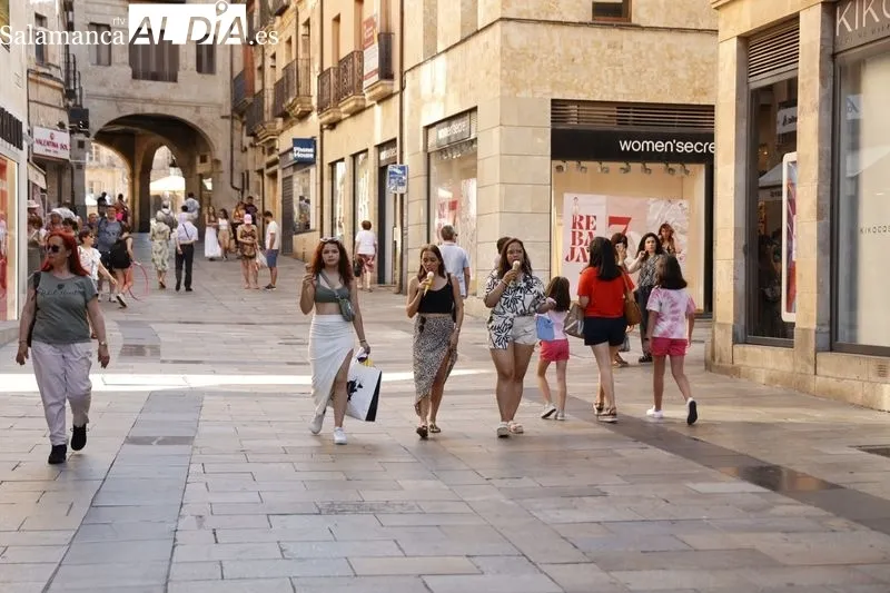 Foto 15 - La ola de calor 'vac&iacute;a' el centro de Salamanca... y otros se refugian a la sombra