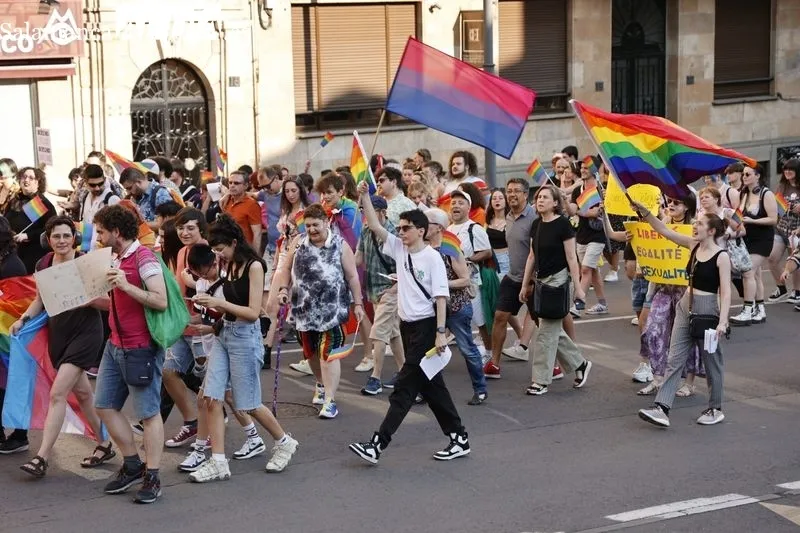 Foto 21 - Manifestaci&oacute;n: la Gran V&iacute;a se llena de banderas LGTBI+