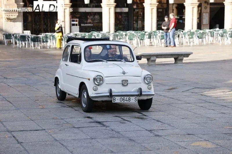 Foto 4 - M&aacute;s de un centenar de Seat 600 invaden la Plaza Mayor