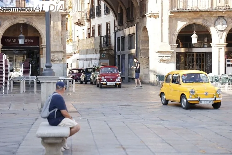Foto 5 - M&aacute;s de un centenar de Seat 600 invaden la Plaza Mayor