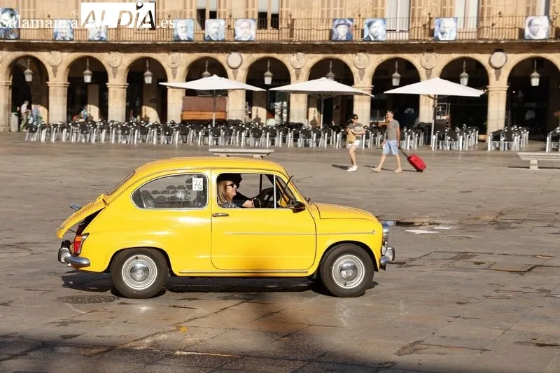Foto 6 - M&aacute;s de un centenar de Seat 600 invaden la Plaza Mayor