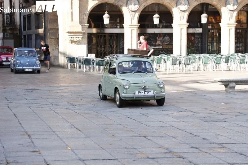 Foto 7 - M&aacute;s de un centenar de Seat 600 invaden la Plaza Mayor
