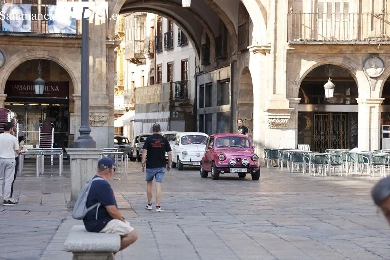 Foto 8 - M&aacute;s de un centenar de Seat 600 invaden la Plaza Mayor