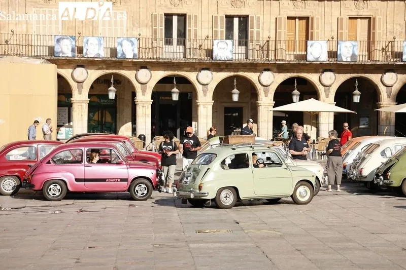 Foto 9 - M&aacute;s de un centenar de Seat 600 invaden la Plaza Mayor