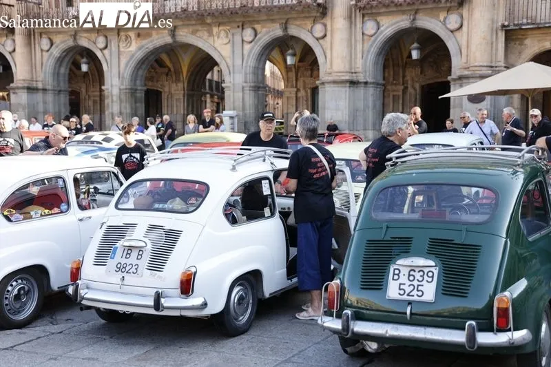 Foto 10 - M&aacute;s de un centenar de Seat 600 invaden la Plaza Mayor