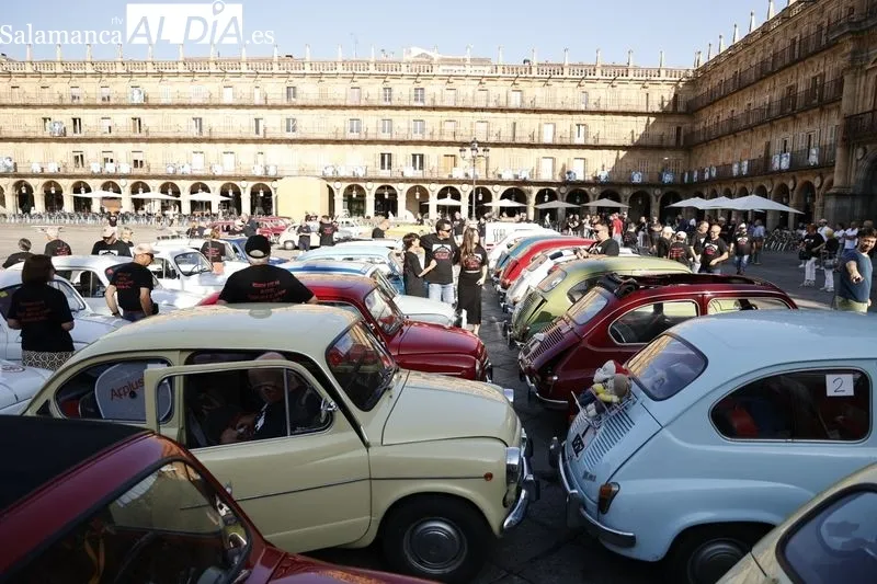 Foto 11 - M&aacute;s de un centenar de Seat 600 invaden la Plaza Mayor