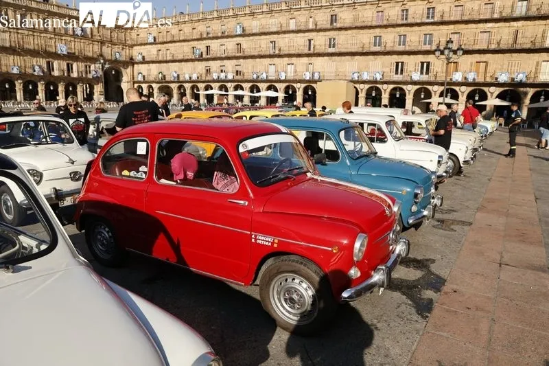 Foto 12 - M&aacute;s de un centenar de Seat 600 invaden la Plaza Mayor