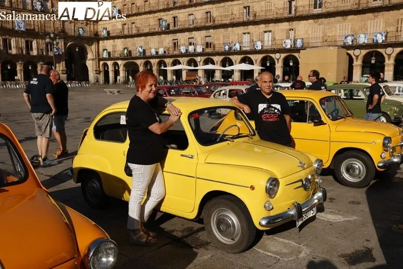 Foto 13 - M&aacute;s de un centenar de Seat 600 invaden la Plaza Mayor