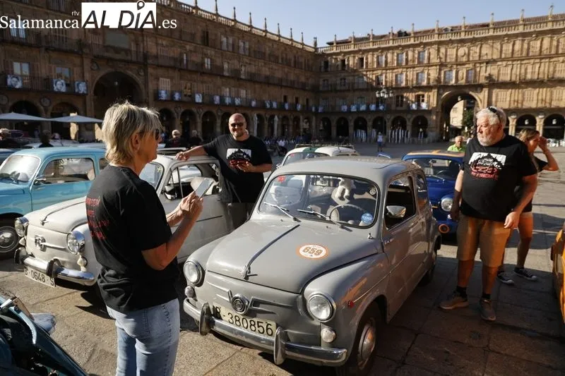 Foto 14 - M&aacute;s de un centenar de Seat 600 invaden la Plaza Mayor