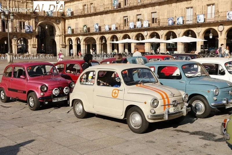 Foto 17 - M&aacute;s de un centenar de Seat 600 invaden la Plaza Mayor