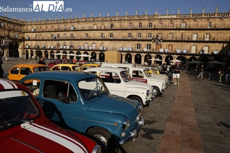 Foto 20 - M&aacute;s de un centenar de Seat 600 invaden la Plaza Mayor