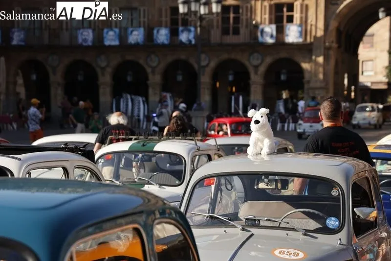 Foto 23 - M&aacute;s de un centenar de Seat 600 invaden la Plaza Mayor