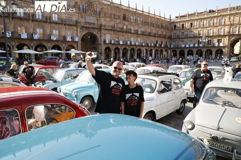 Foto 24 - M&aacute;s de un centenar de Seat 600 invaden la Plaza Mayor