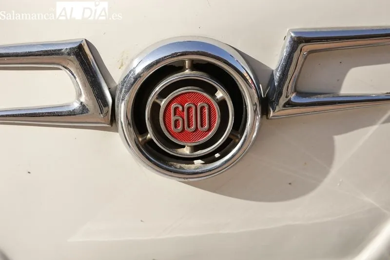 Foto 33 - M&aacute;s de un centenar de Seat 600 invaden la Plaza Mayor