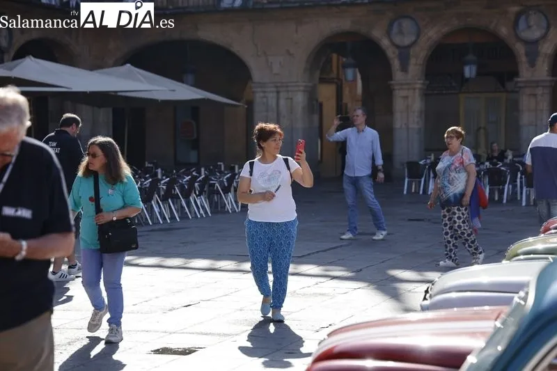 Foto 60 - M&aacute;s de un centenar de Seat 600 invaden la Plaza Mayor