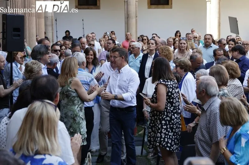 Foto 10 - Feij&oacute;o visita Salamanca e ironiza sobre S&aacute;nchez, como "gran presentador", y le pide que entreviste en sus "shows" a Irene Montero