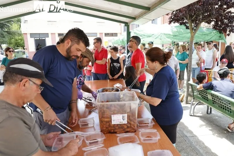Foto 16 - En Pelabravo acaban bien las fiestas: todos los vecinos degustan una rica parrillada