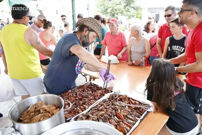 Foto 18 - En Pelabravo acaban bien las fiestas: todos los vecinos degustan una rica parrillada