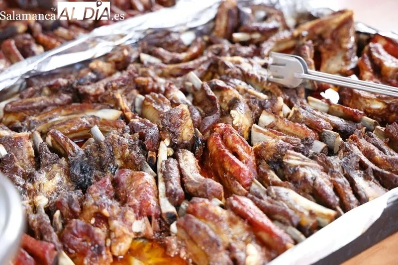 Foto 19 - En Pelabravo acaban bien las fiestas: todos los vecinos degustan una rica parrillada