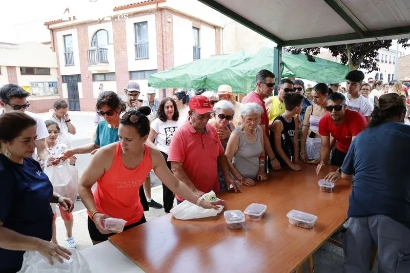 Foto 20 - En Pelabravo acaban bien las fiestas: todos los vecinos degustan una rica parrillada