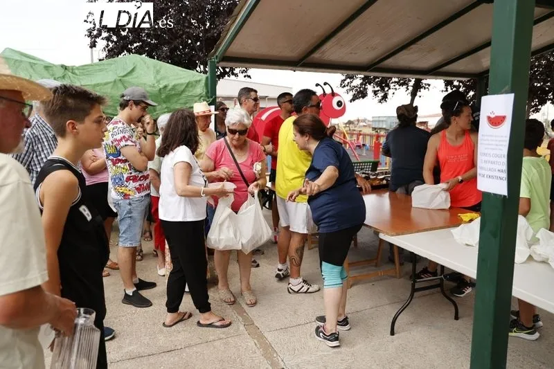 Foto 22 - En Pelabravo acaban bien las fiestas: todos los vecinos degustan una rica parrillada