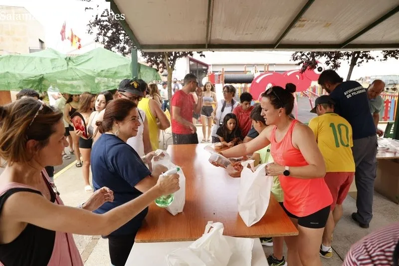 Foto 30 - En Pelabravo acaban bien las fiestas: todos los vecinos degustan una rica parrillada