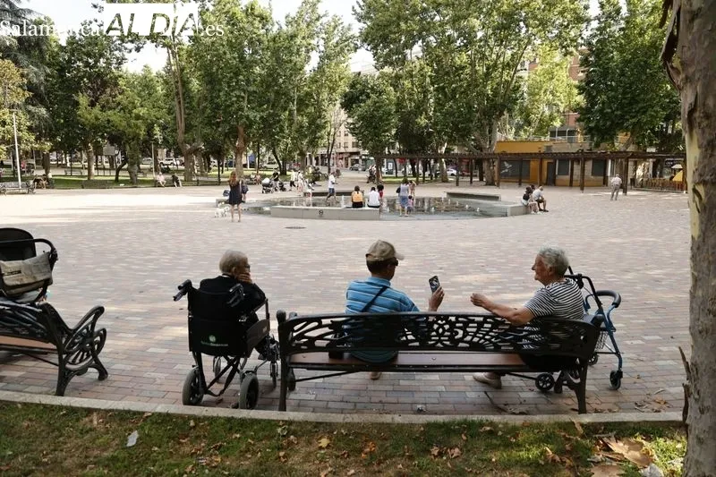 Foto 14 - Los salmantinos sufren el calor y el bochorno en la tarde de este domingo