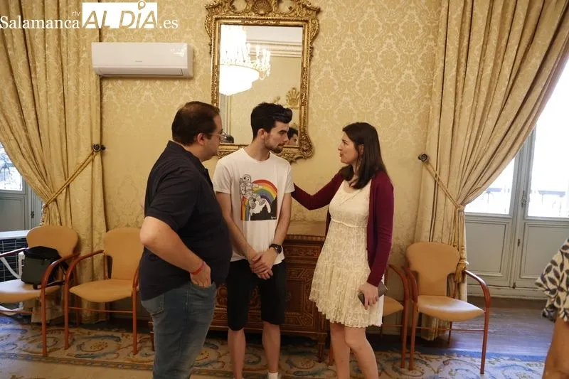Foto 8 - Diferentes representantes de Iguales, recibidos en el Ayuntamiento con motivo de la celebraci&oacute;n del D&iacute;a Internacional del Orgullo LGTBI+