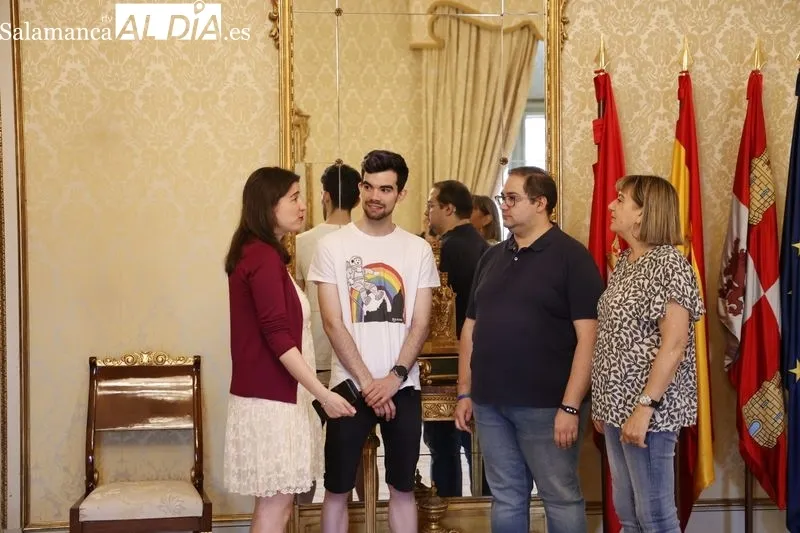 Foto 7 - Diferentes representantes de Iguales, recibidos en el Ayuntamiento con motivo de la celebraci&oacute;n del D&iacute;a Internacional del Orgullo LGTBI+