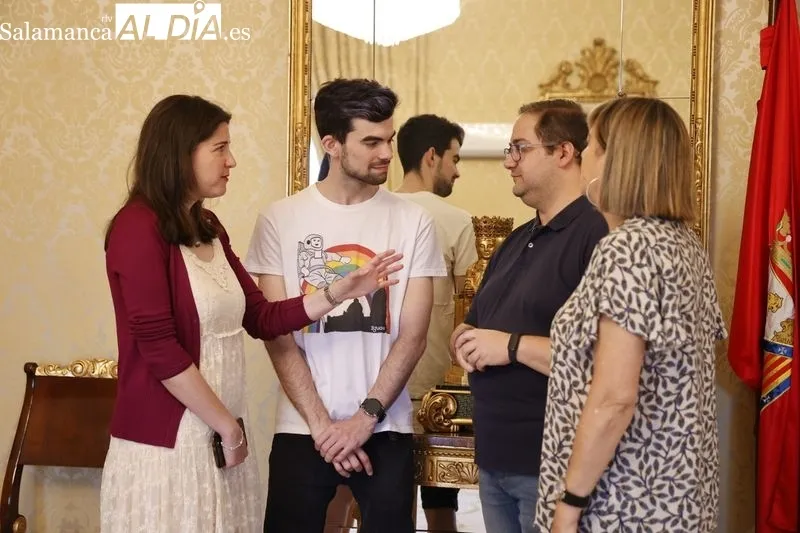 Foto 6 - Diferentes representantes de Iguales, recibidos en el Ayuntamiento con motivo de la celebraci&oacute;n del D&iacute;a Internacional del Orgullo LGTBI+