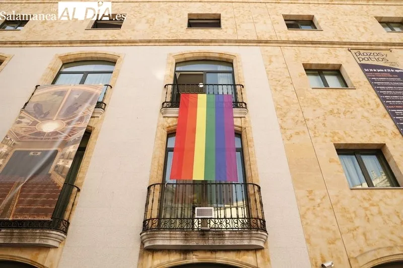 Foto 4 - La bandera LGTBI ya luce en Salamanca