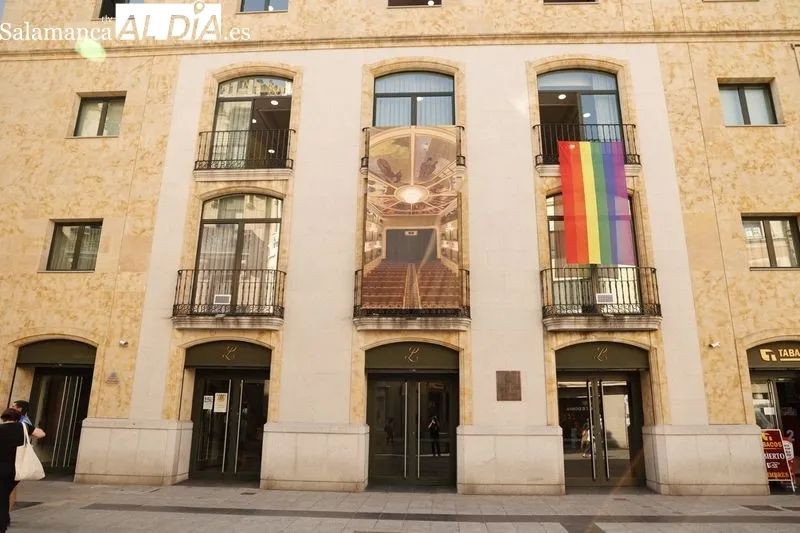 Foto 3 - La bandera LGTBI ya luce en Salamanca