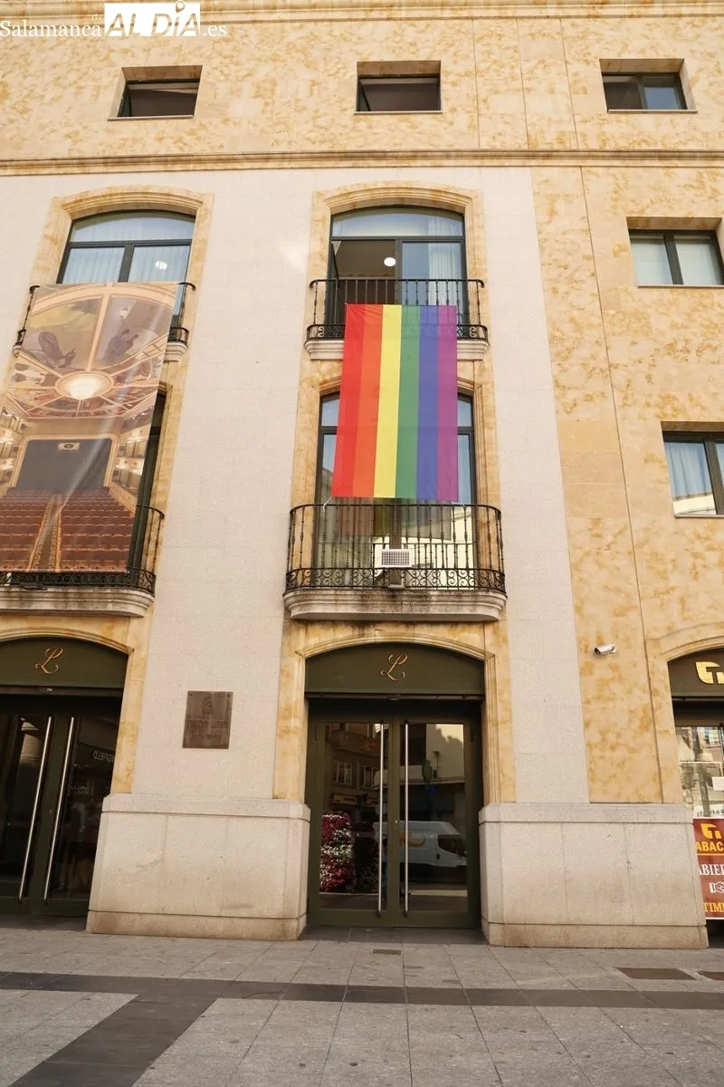 Foto 2 - La bandera LGTBI ya luce en Salamanca