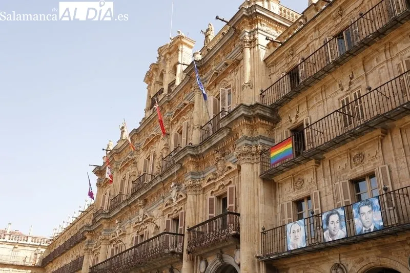 Foto 8 - La bandera LGTBI ya luce en Salamanca