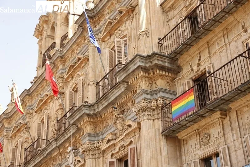 Foto 7 - La bandera LGTBI ya luce en Salamanca