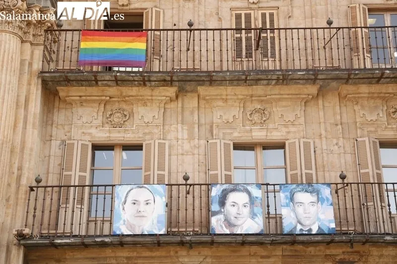 Foto 6 - La bandera LGTBI ya luce en Salamanca