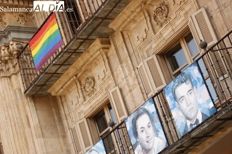 Foto 5 - La bandera LGTBI ya luce en Salamanca