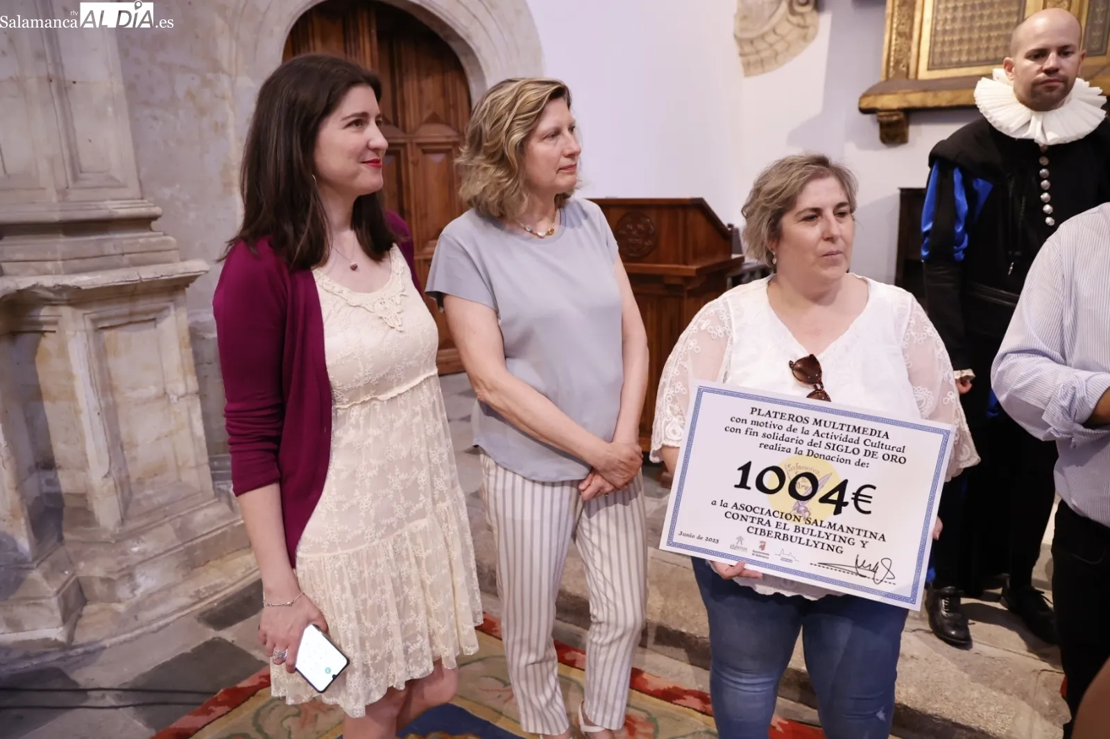 Foto 3 - Las asociaciones reciben la recaudaci&oacute;n por los eventos solidarios del Festival Siglo de Oro