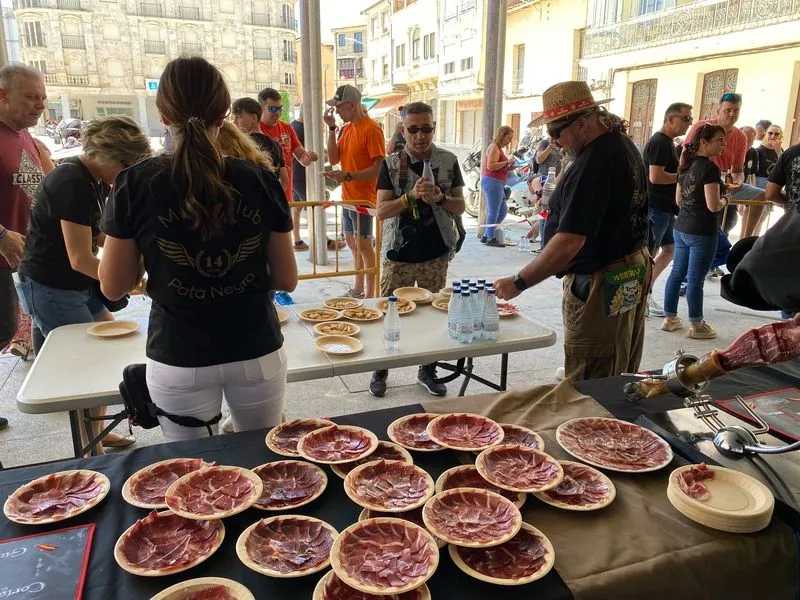 Foto 2 - Jam&oacute;n y motos en la Plaza Mayor de Guijuelo