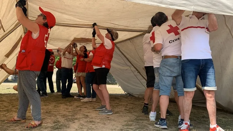 Los voluntarios aprendieron a instalar una carpa en las inmediaciones de la plaza de toros de Vitigudino