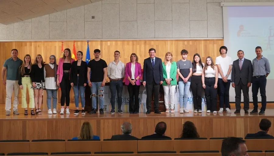 Foto 2 - Reciben su premio los alumnos del IES Tierra vencedores del certamen regional de Estad&iacute;stica