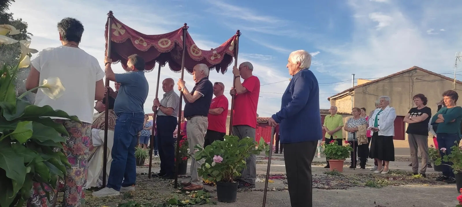 Foto 11 - La Atalaya celebra el Corpus con una ampl&iacute;sima ornamentaci&oacute;n
