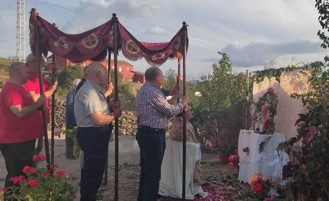 Foto 9 - La Atalaya celebra el Corpus con una ampl&iacute;sima ornamentaci&oacute;n