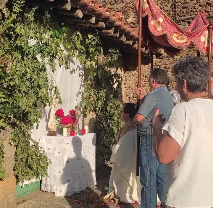 Foto 8 - La Atalaya celebra el Corpus con una ampl&iacute;sima ornamentaci&oacute;n