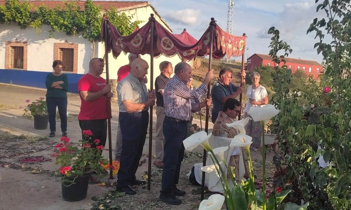 Foto 7 - La Atalaya celebra el Corpus con una ampl&iacute;sima ornamentaci&oacute;n