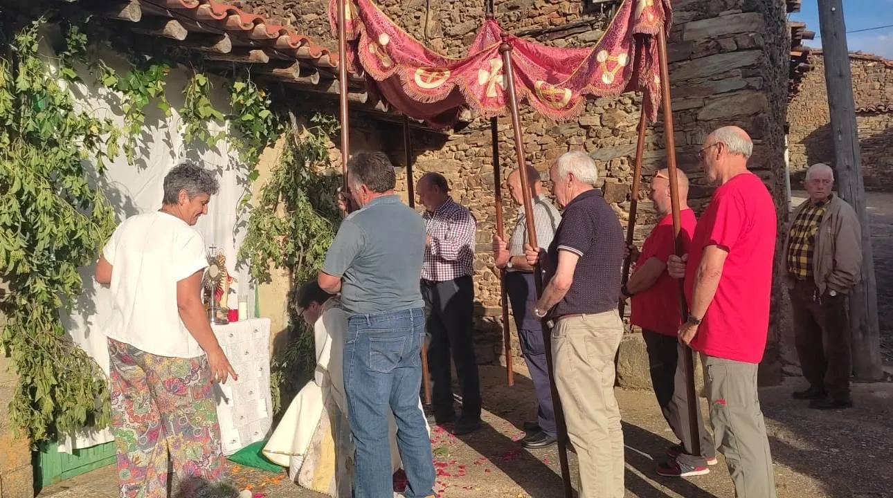 Foto 5 - La Atalaya celebra el Corpus con una ampl&iacute;sima ornamentaci&oacute;n